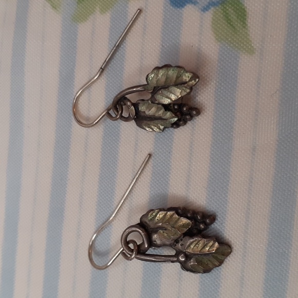 Sterling Silver Grapes Leaves Pierced Earrings Small Size - Picture 2 of 4